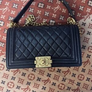 CBlack Quilted Shoulder Bag with Gold Chain